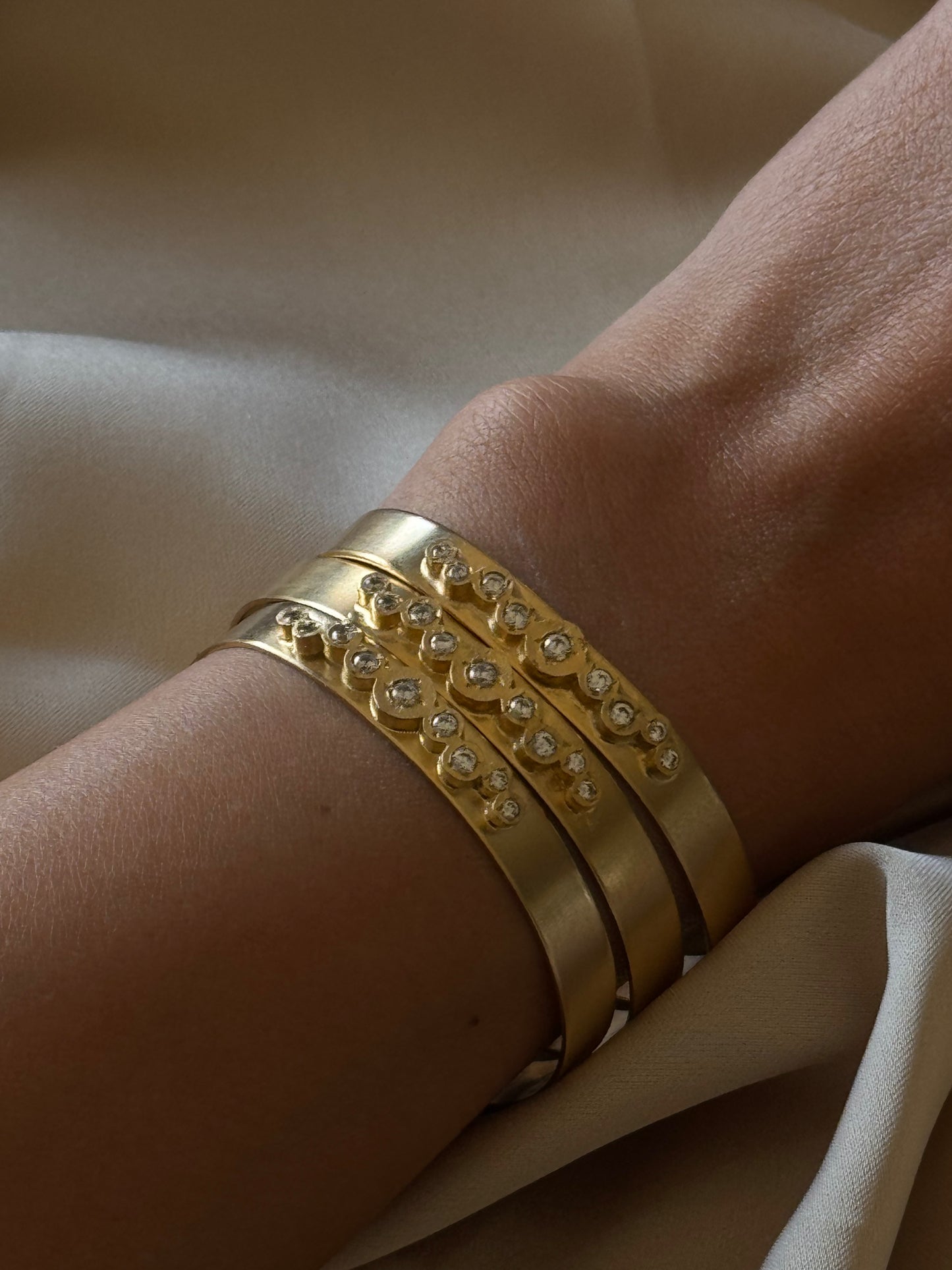 HELIA BANGLE